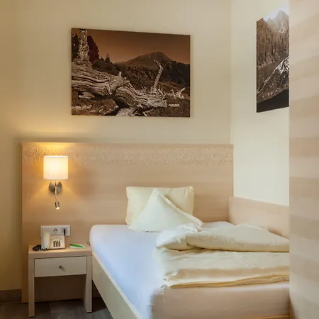 Family & Kaerntnerhof Hotell 4*