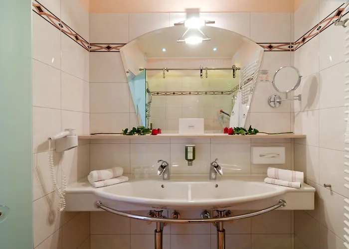 Family & Kaerntnerhof Готель